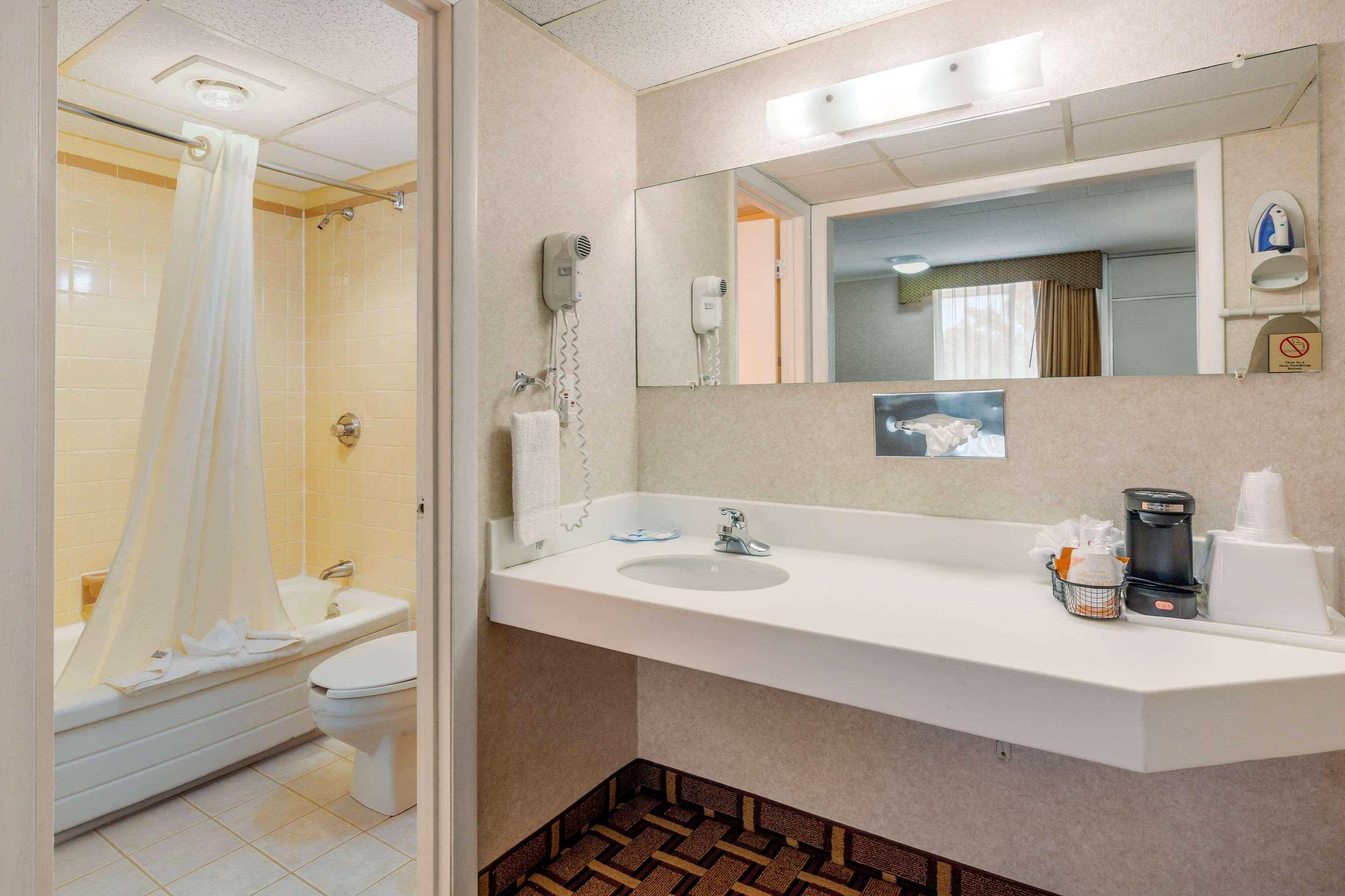 Rodeway Inn Мистик Экстерьер фото